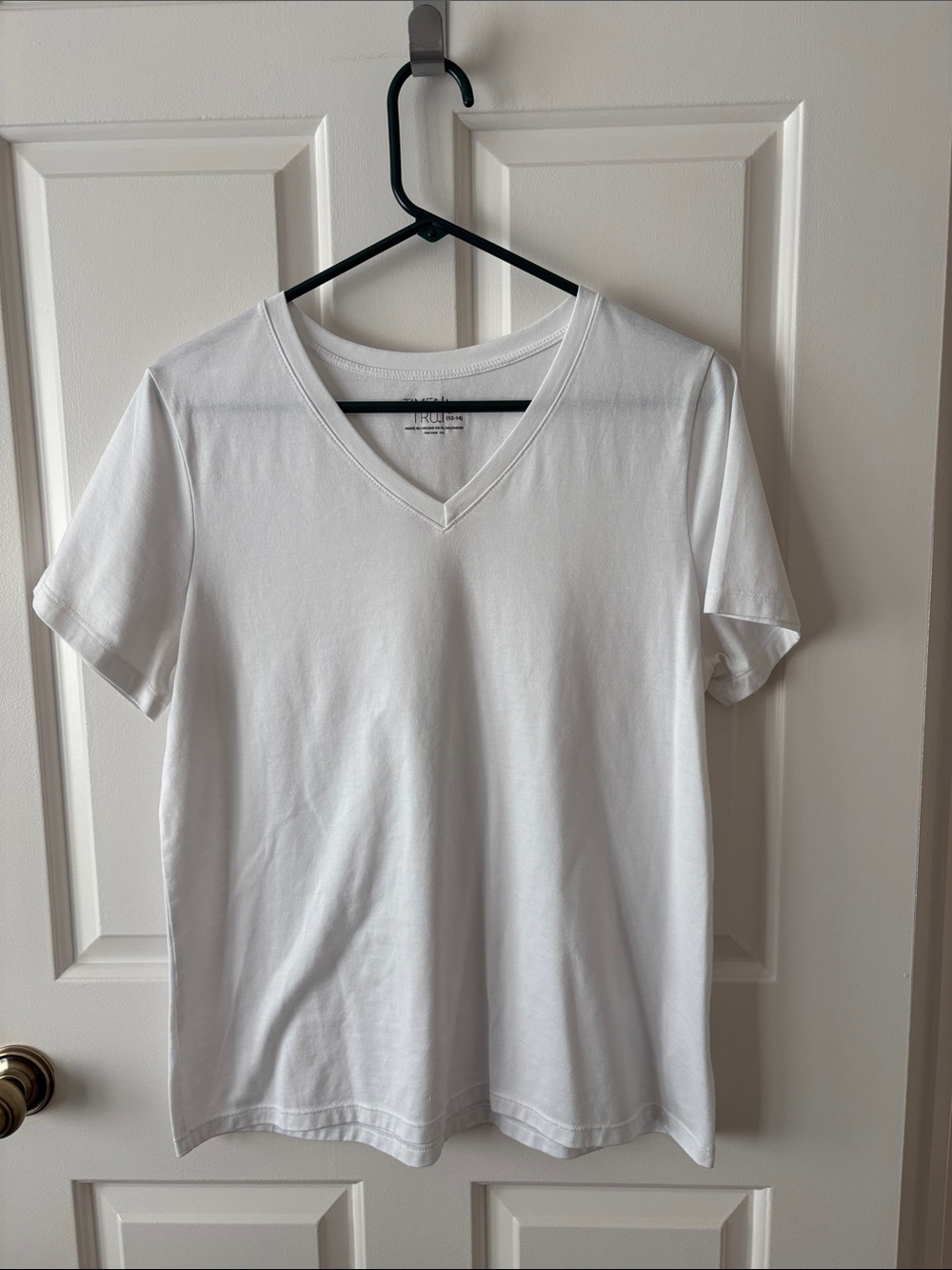 Time and Tru White V-Neck Short Sleeve Tee